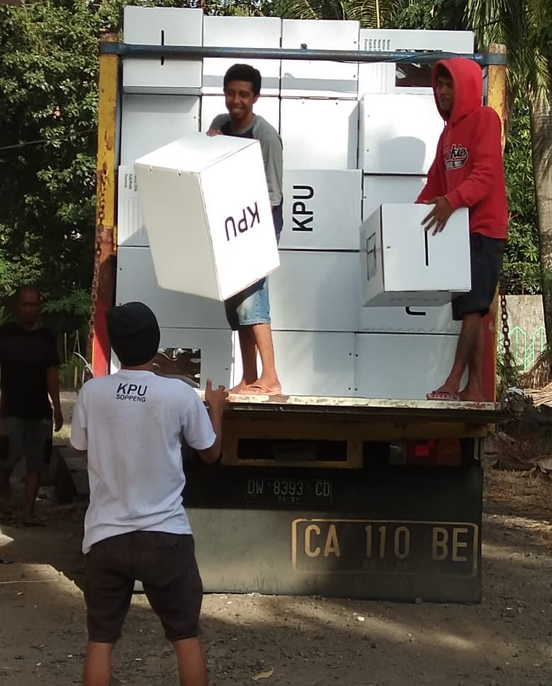 Bongkar Muat Kotak Suara