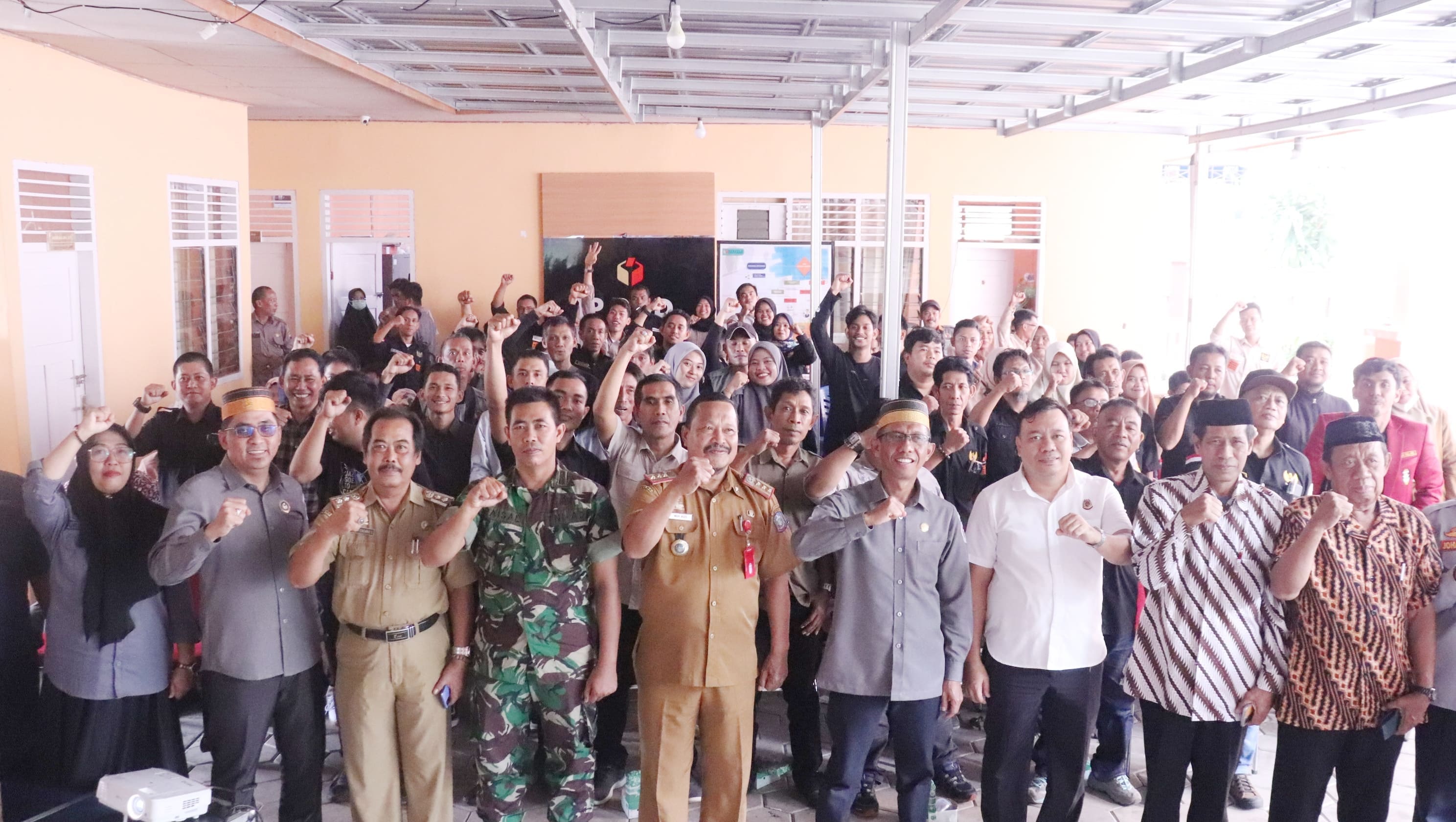 Tepat 1 Tahun Jelang Pemilu, Puluhan Orang “Ramaikan” Bawaslu Soppeng