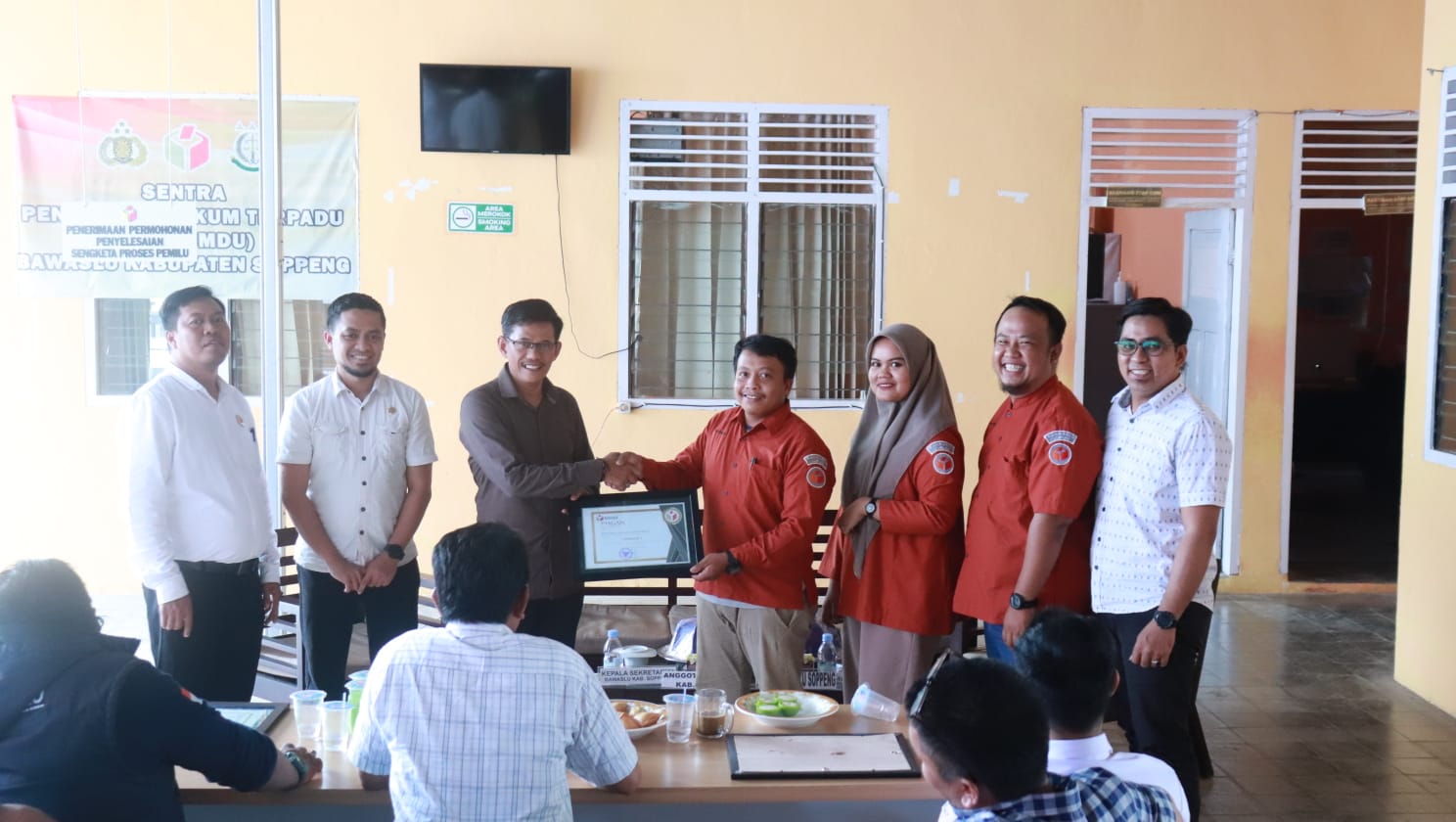 Apresiasi Pembuatan Video Simulasi PSAP, Bawaslu Soppeng Berikan Piagam Penghargaan Kepada Panwaslu Kecamatan