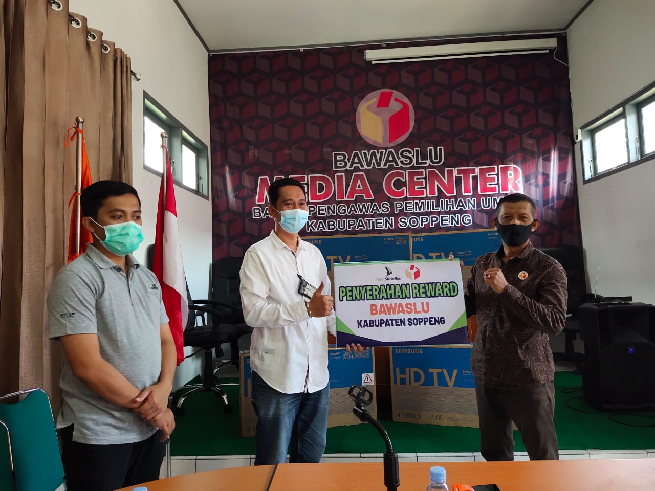 Bawaslu Soppeng Terima Reward dari Bank Sulselbar