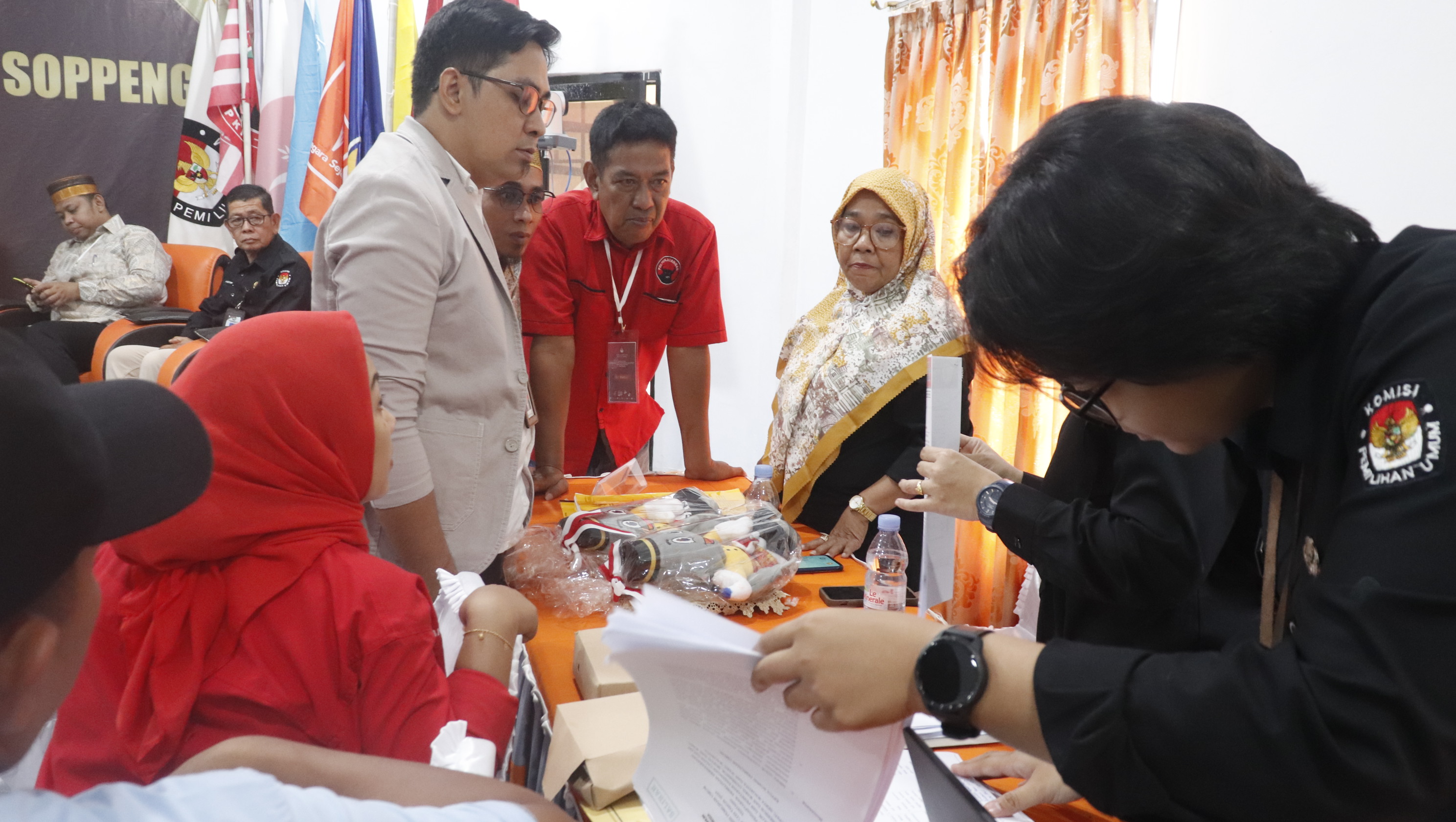 "Pengawasan Ketat di Pendaftaran Calon Bupati Soppeng: Dua Partai Pengusung di Coret"