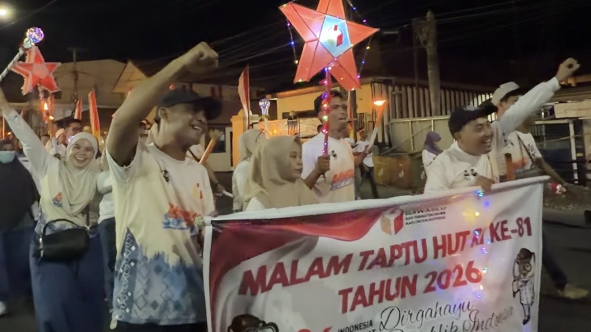 Bawaslu Soppeng "Membakar" Pada Pawai Malam Taptu