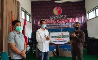 Bawaslu Soppeng Terima Reward dari Bank Sulselbar